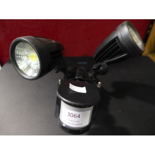 3064 - A twin head motion sensor light
