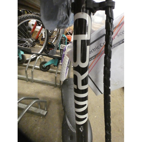 2125 - 24v Children's electric scooter with charger