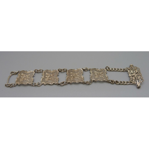 1093 - A vintage white metal bracelet