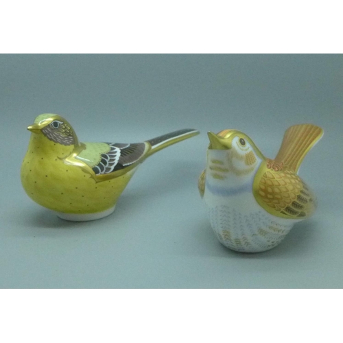 654 - A pair of Royal Crown Derby Bird paperweights - Nightingale, dated 2005, and Yellow Wagtail, date ma... 