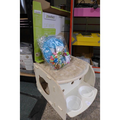3056 - Zoofari cat house and two packs of cat toys