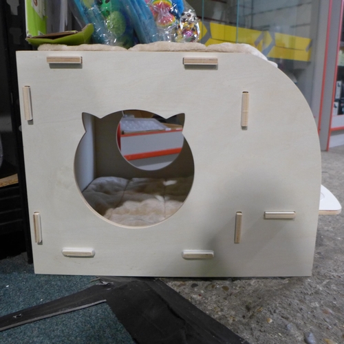 3056 - Zoofari cat house and two packs of cat toys