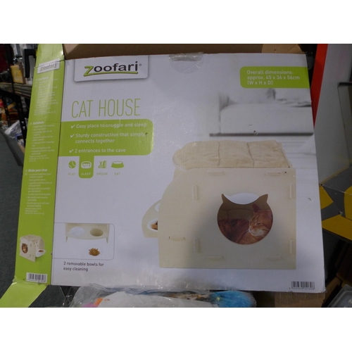 3056 - Zoofari cat house and two packs of cat toys