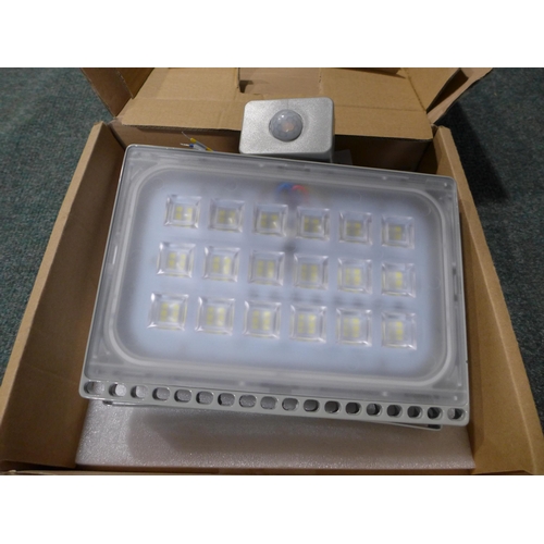 3057 - A wall mountable LED floodlight