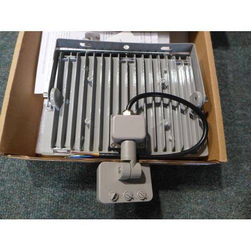 3057 - A wall mountable LED floodlight