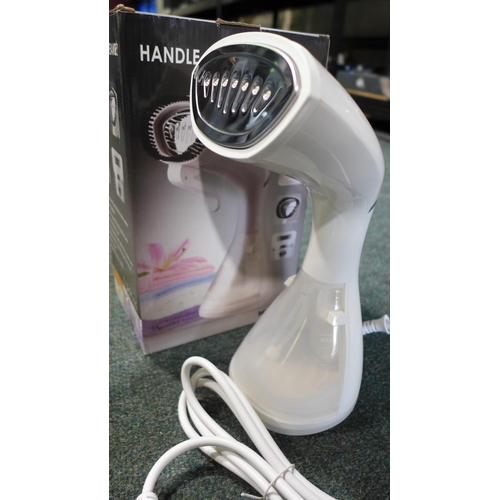 3142 - A MW-802 1500w hand held garment steamer
