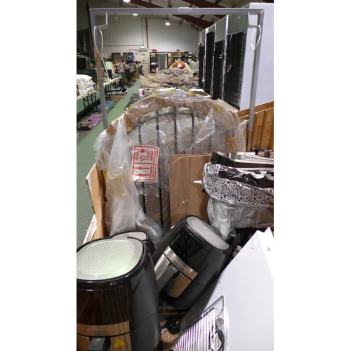 3153 - A pallet of scrap items (246-803) * This lot is subject to vat