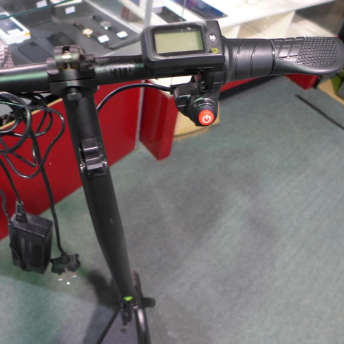 3173 - Li-Fe 350 Air electric scooter with charger (Damaged mudgaurd)