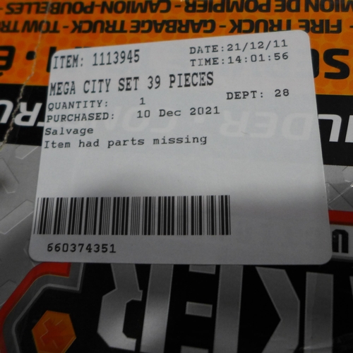 3156 - Doc Talking Robot and Mega City Set (245-60,75/909/914) * This lot is subject to VAT