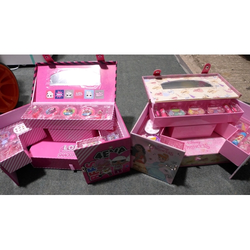 3210 - 2 x Beauty Makeup Stations (246-202,203)