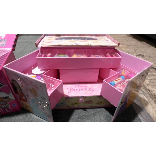 3210 - 2 x Beauty Makeup Stations (246-202,203)