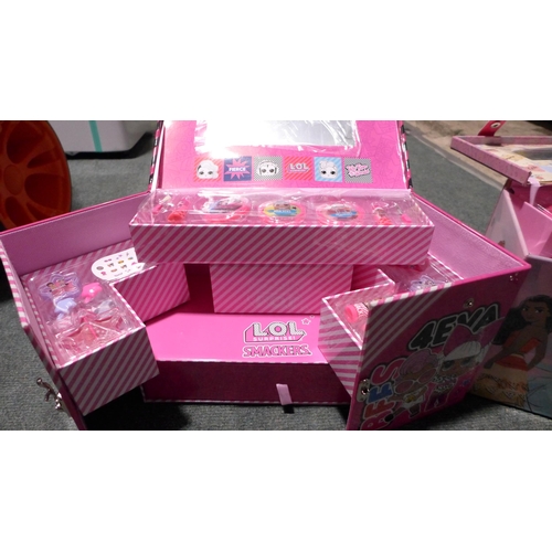 3210 - 2 x Beauty Makeup Stations (246-202,203)