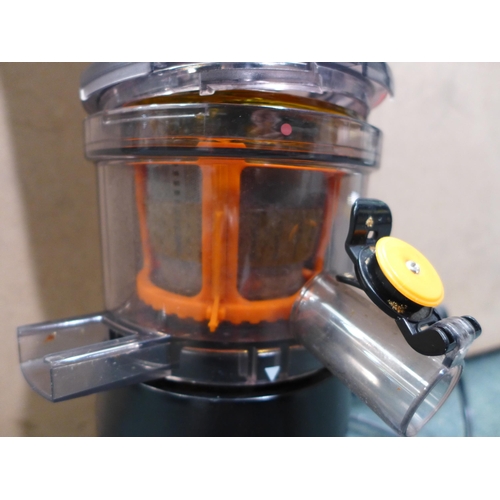 3220 - Fridja F1900/Blk Powerful masticating juicer, Original RRP £112.41 + vat (246-223)