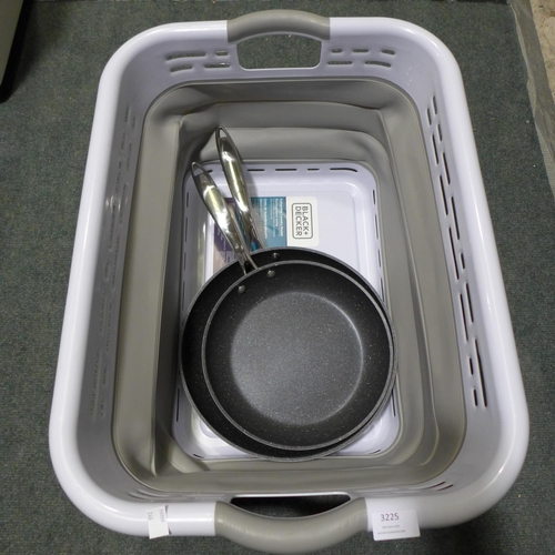 3225 - Black & Decker Laundry Basket (54ltr) With Two Frying pans(246-197)