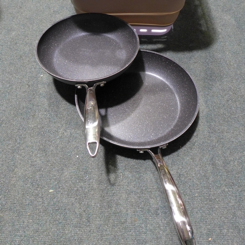 3225 - Black & Decker Laundry Basket (54ltr) With Two Frying pans(246-197)