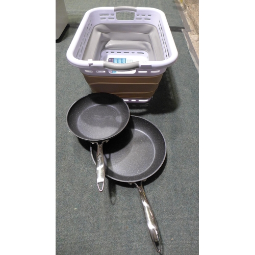 3225 - Black & Decker Laundry Basket (54ltr) With Two Frying pans(246-197)