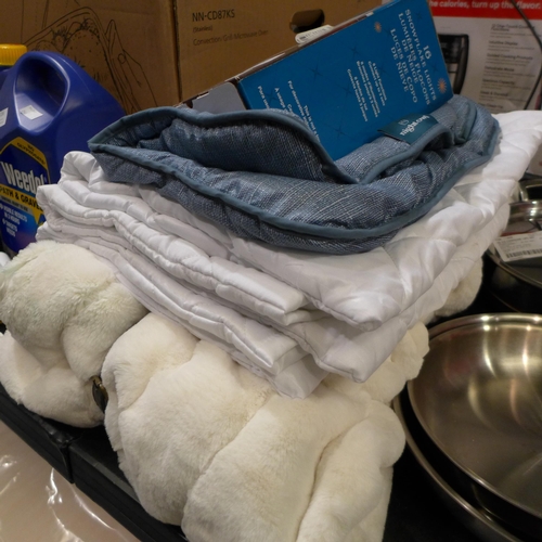 3262 - Snowflake Light String and Faux Fur Throw (With Pillow Covers)    (244-816,839)  * This lot is subje... 