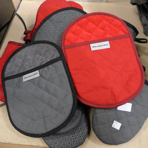 3281 - Kitchenaid mats/mits ( 246-918) * This lot is subject to vat