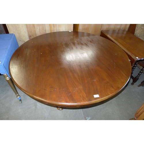 183 - A Victorian mahogany circular centre table