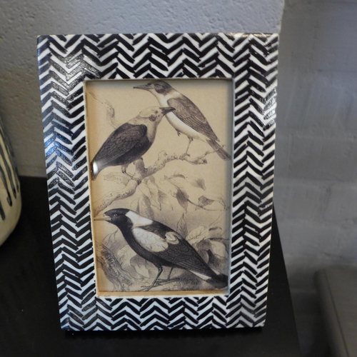 1431 - A bone inlay black and white chevron photo frame, 6 x 4