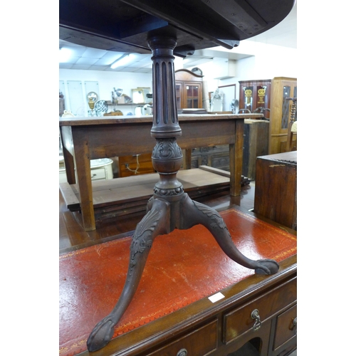 171 - A George III Chippendale style mahogany circular tilt-top tripod table