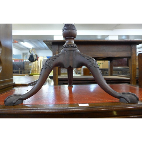 171 - A George III Chippendale style mahogany circular tilt-top tripod table