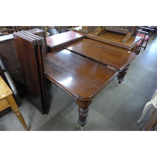 230 - An early Victorian mahogany extending dining table (missing winding handle)