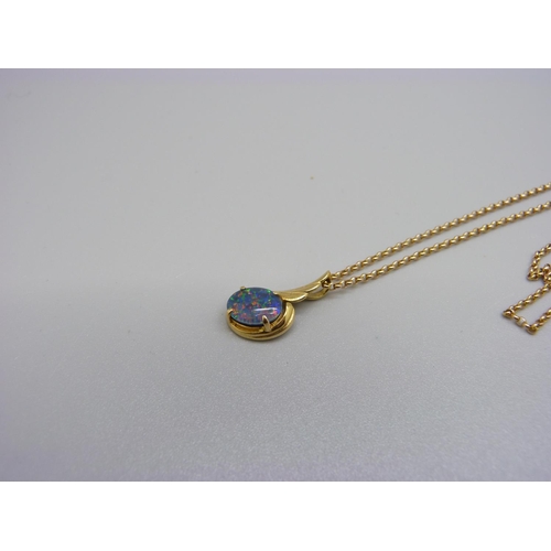 1012 - An 18ct gold and triplet opal pendant with a 9ct gold chain, 3.5g