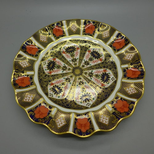 613 - A Royal Crown Derby 1128 pattern scallop edge plate, 21cm