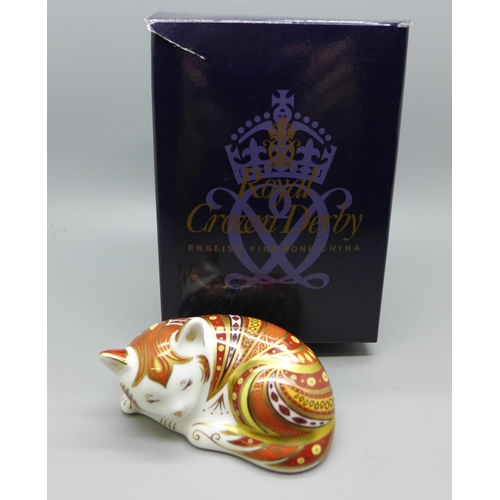 635 - A Royal Crown Derby limited edition Marmelo paperweight with gold stopper and certificate, 879/2500,... 