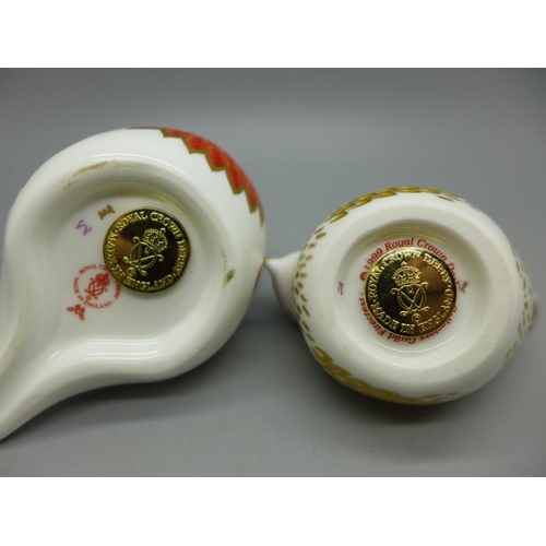 679 - Two Royal Crown Derby paperweights, Robin and Firecrest, both with gold stoppers