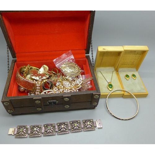 682 - Costume jewellery including gold tone