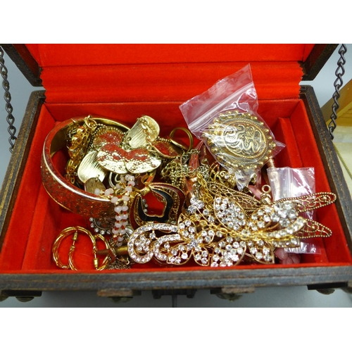 682 - Costume jewellery including gold tone