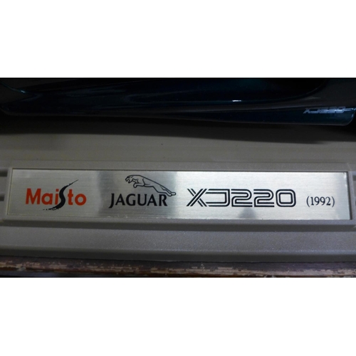 689 - A Maisto Jaguar XJ220 model vehicle