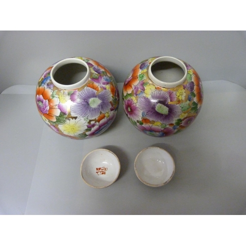 862 - A pair of Chinese lidded ginger jars