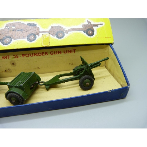 886 - A Dinky Toys 697 25-Pound Field Gun Set, boxed