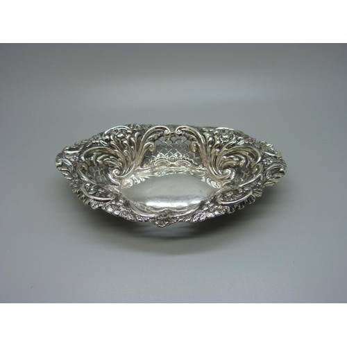 901 - A pierced silver dish, Walker & Hall, Sheffield 1901, 58g, 17.5cm