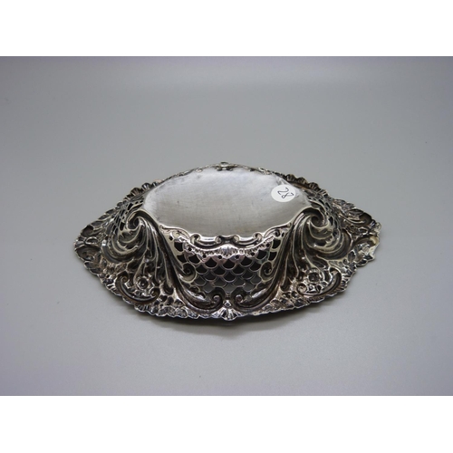 901 - A pierced silver dish, Walker & Hall, Sheffield 1901, 58g, 17.5cm