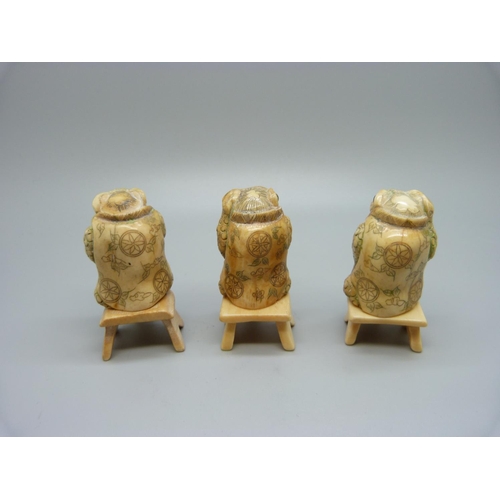 914 - Three carved frogs