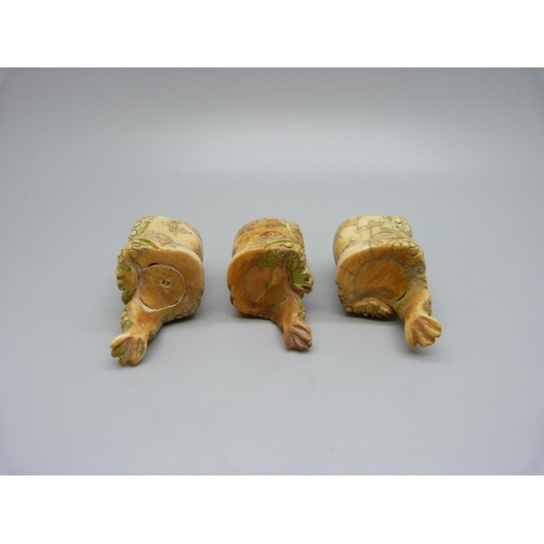 914 - Three carved frogs