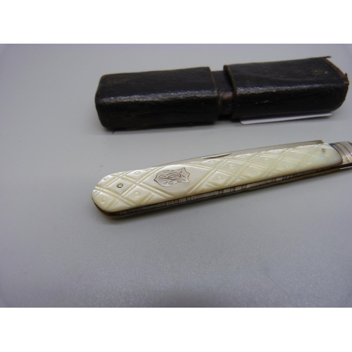 924 - A Victorian silver and mother of pearl fruit knife, Sheffield 1867