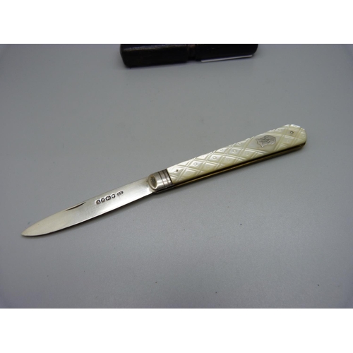 924 - A Victorian silver and mother of pearl fruit knife, Sheffield 1867