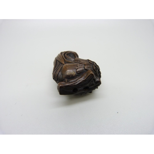 939 - A netsuke, cockerel