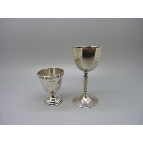 942 - A silver goblet, 72g, and a silver egg cup, boxed, 36g