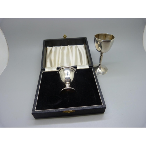 942 - A silver goblet, 72g, and a silver egg cup, boxed, 36g