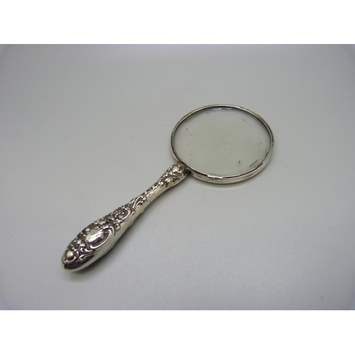 946 - A silver handled magnifying glass, Birmingham 1900