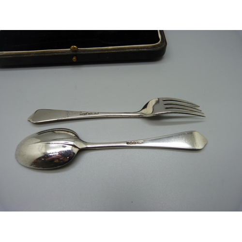 948 - A cased silver christening set, rattail pattern, Sheffield 1921, 43g