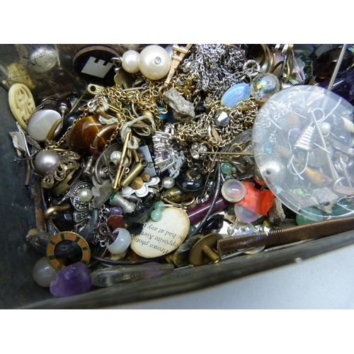 970 - A tin of jewellery, gemstone oddments, etc.