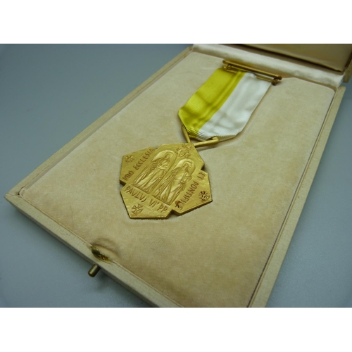 975 - A medal, cased