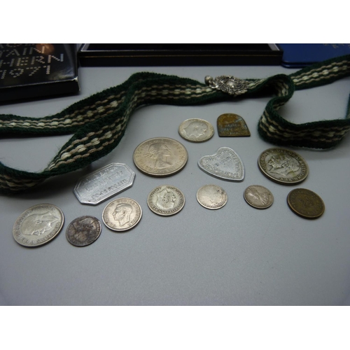 981 - A collection of coins and a pen